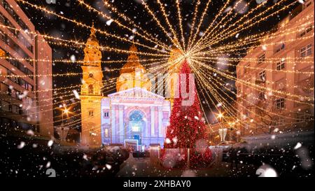 Mercatino di Natale nella Basilica di Santo Stefano a Budapest, con luci festive e fascino natalizio, l'Ungheria Foto Stock