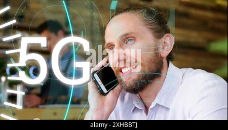 Parlando sullo smartphone, l'uomo sorride con la sovrapposizione grafica della tecnologia 5G. Foto Stock