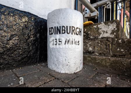 Kendal, 8 luglio 2024: Indicatore miglia per Edimburgo Foto Stock