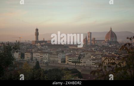 Il paesaggio urbano di Firenze contro il cielo crepuscolo al tramonto nella regione Toscana, Italia Foto Stock