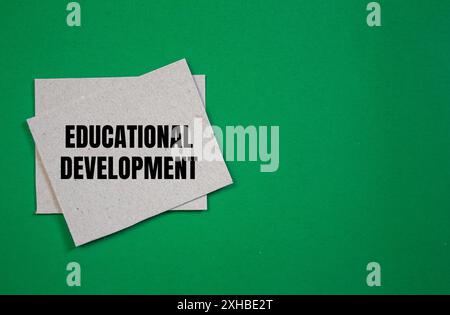 Messaggio di sviluppo educativo scritto su un pezzo di carta con sfondo verde. Simbolo dello sviluppo concettuale educativo. Copia spazio. Foto Stock