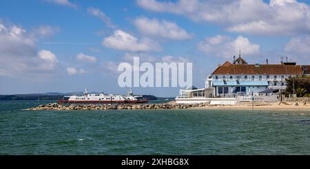 Da Studland al traghetto per le catene di Sandbanks che parte dal terminal di Sandbanks, Dorset, Regno Unito Foto Stock