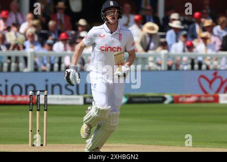 LONDRA, Regno Unito, JULY11:England's Harry Brook in azione durante Rothesay test ITS test Day 2 of 5 match tra Inghilterra e Indie occidentali al Lord's Cricket Ground, Londra l'11 luglio 2024 Foto Stock