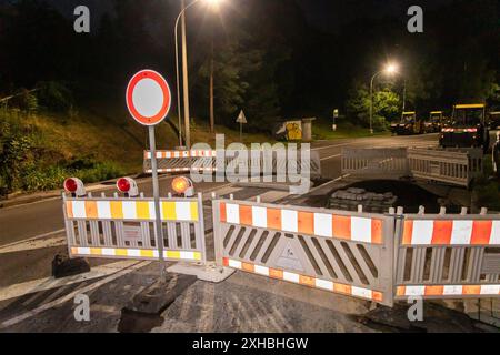 240713Bergung News ID: EN 2024-07-13 Umleitung durch Baustelle LKW verkeilt sich in Wohnsiedlung und Bergungsdienst muss Gliederzug bergen Hohndorf. Derzeit strapazieren zahlreiche Straßensperrungen und Baustellen die Nerven der Verkehrsteilnehmer. Betroffen von einer Baustellensperrung ist derzeit auch die Bundesstraße 174 a Hohndorf. Gerade LKW Fahrer müssen hier eine weitreichende, ausgeschilderte Umleitung in Kauf nehmen. Einem LKW Fahrer aus Tschechien wurde die Baustelle am Freitagabend gegen 19 Uhr zum Verhängnis. Dieser folgte nicht der ausgeschilderten Umleitungsstrecke, sondern er u Foto Stock