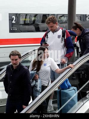 I tifosi inglesi arrivano alla Berlin Hauptbahnhof (stazione centrale di Berlino) a Berlino, in Germania, in vista della finale di UEFA Euro 2024 tra Spagna e Inghilterra di domenica. Data foto: Sabato 13 luglio 2024. Foto Stock