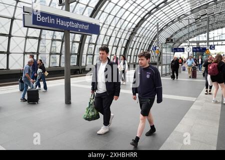 I tifosi inglesi arrivano alla Berlin Hauptbahnhof (stazione centrale di Berlino) a Berlino, in Germania, in vista della finale di UEFA Euro 2024 tra Spagna e Inghilterra di domenica. Data foto: Sabato 13 luglio 2024. Foto Stock