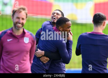 Blankenhain, Germania. 13 luglio 2024. Calcio: Campionato europeo, prima della finale tra Spagna e Inghilterra, allenamento finale Inghilterra, presso lo Spa & Golf Resort Weimarer Land, i giocatori inglesi Jude Bellingham (Back M) e Ivan Toney (front M) ridono sul campo di allenamento. Crediti: Robert Michael/dpa/Alamy Live News Foto Stock