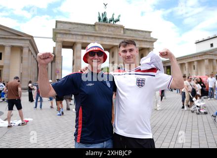 I tifosi inglesi si riuniscono accanto alla porta di Brandeburgo a Berlino, in Germania, in vista della finale di UEFA Euro 2024 tra Spagna e Inghilterra di domenica. Data foto: Sabato 13 luglio 2024. Foto Stock