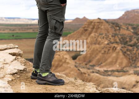 Primo piano delle zampe di un escursionista che pratica trekking sulle scogliere Foto Stock