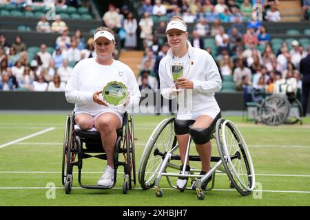 Aniek Van Koot e Diede De Groot (a destra) dopo la loro finale del tredicesimo giorno dei Campionati di Wimbledon 2024 all'All England Lawn Tennis and Croquet Club di Londra. Data foto: Sabato 13 luglio 2024. Foto Stock