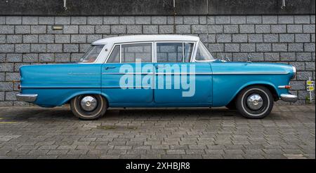 Lelystad, Paesi Bassi, 16.06.2024, vista laterale della classica auto di lusso Opel Kapitän P2 dal 1962 al National Old timer Day Foto Stock