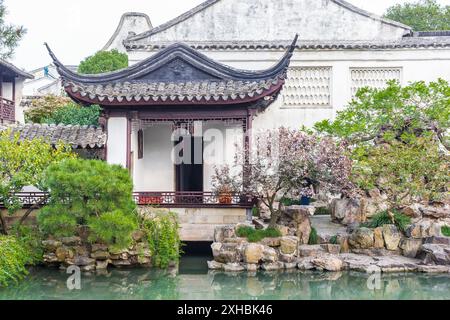 Storico padiglione nel giardino del maestro delle reti di Suzhou, Cina Foto Stock