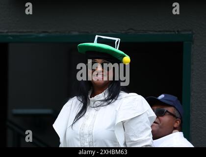 Londra, Regno Unito. 13 luglio 2024. 13 luglio 2024; All England Lawn Tennis and Croquet Club, Londra, Inghilterra; Wimbledon Tennis Tournament, giorno 13; spettatore all'interno del campo uno che indossa un cappello a tema tennis per assistere alla finale femminile dei singoli tra Diede De Groot (NED) e Aniek Van Koot (NED) credito: Action Plus Sports Images/Alamy Live News Foto Stock