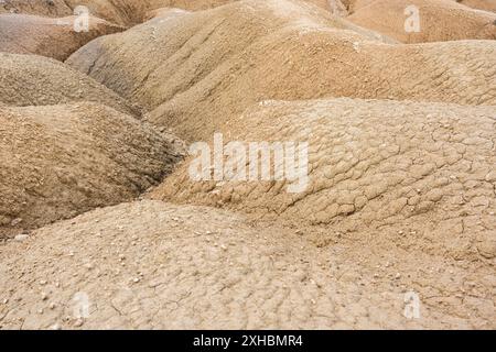 Vista ravvicinata della consistenza della sabbia spaccata e secca Foto Stock
