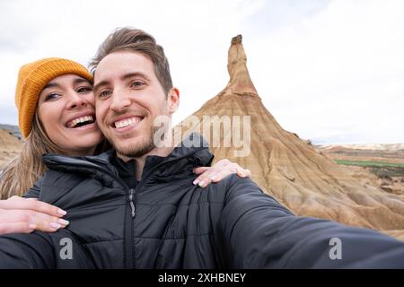 Coppia felice sorridente mentre si fa un selfie in vacanza. Concetto di turismo e viaggio Foto Stock