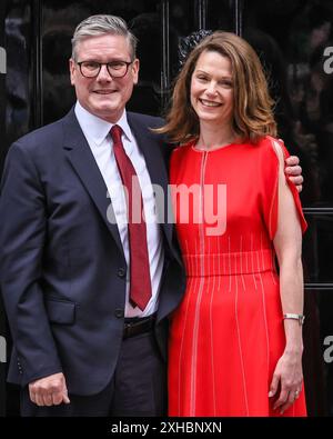 Sir Keir Starmer, primo Ministro del Regno Unito, con sua moglie Victoria, posa davanti alla porta numero 10 di Downing Street Foto Stock