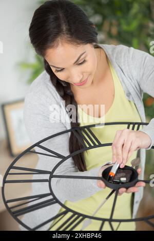 sostituzione della batteria di un orologio a parete Foto Stock