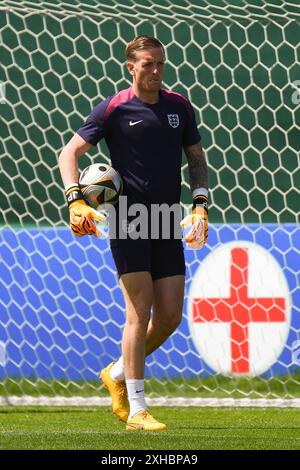 Weimar, Germania. 13 luglio 2024. Jordan Pickford dell'Inghilterra durante la sessione di allenamento ufficiale di UEFA EURO 2024 - Inghilterra MD-1 presso Weimarer Land ENG – TBCTC – Spa & Golfresort Weimarer Land. Crediti: Meng Gao/Alamy Live News Foto Stock