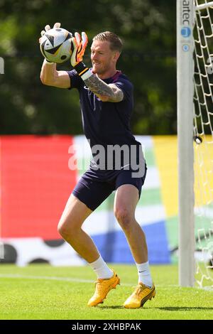 Weimar, Germania. 13 luglio 2024. Jordan Pickford dell'Inghilterra durante la sessione di allenamento ufficiale di UEFA EURO 2024 - Inghilterra MD-1 presso Weimarer Land ENG – TBCTC – Spa & Golfresort Weimarer Land. Crediti: Meng Gao/Alamy Live News Foto Stock