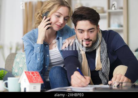 coppia d'affari che firma il contratto di matrimonio prima del matrimonio Foto Stock