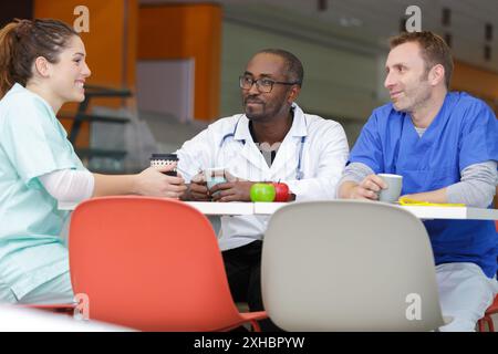 Team di medici aventi il pranzo Foto Stock