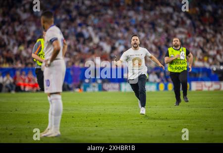 Monaco, Germania. 9 luglio 2024. Speedster fa un selfie con Kylian Mbappe (fra) e viene fermato dagli amministratori Spagna - France Spanien - Frankreich 09 Foto Stock