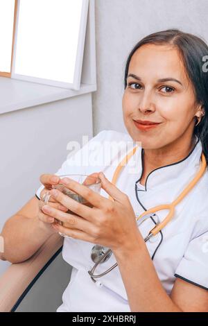 il medico prende una pausa tè, mostrando l'importanza del relax e del benessere mentale Foto Stock