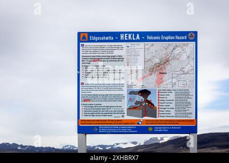 Hekla, Islanda, 15.05.22. Hekla - Ufficio informazioni turistiche sul pericolo di eruzione vulcanica con il vulcano Hekla sullo sfondo. Foto Stock