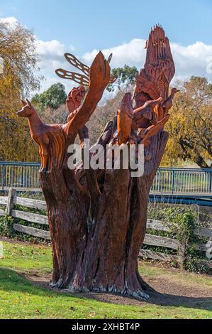 Il bosco intagliato della fauna selvatica intorno a Campbell Town in Tasmania, Australia. Il terzo albero raffigura la fauna selvatica che si trova lungo il fiume Elizabeth Foto Stock