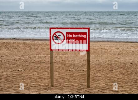 Cartello di divieto di balneazione sulla spiaggia di Exmouth, Devon, Regno Unito Foto Stock