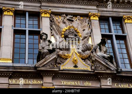 Busto di Carlo II Barocco le Roy alla Grand Place di Bruxelles, Belgio. Foto Stock