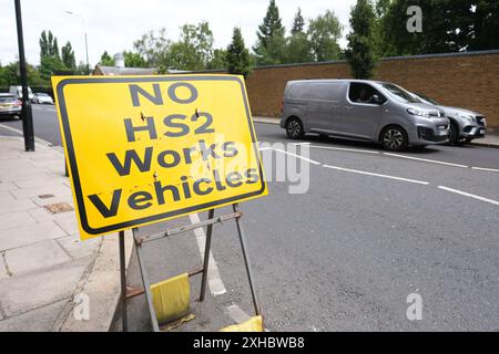 Il cartello stradale inglese n. HS2 lavora veicoli nella zona di St John's Wood a nord di Londra, parte del progetto di costruzione della ferrovia HS2 Foto Stock