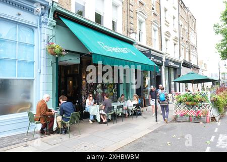 Londra Regno Unito - i clienti fuori al Greenberry Cafe di Primrose Hill vicino a Regents Park Londra foto luglio 2024 Foto Stock