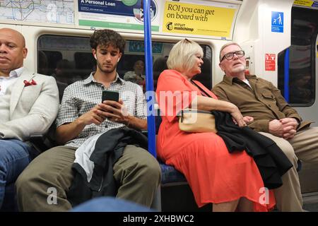 Londra passeggeri del Regno Unito su un treno della metropolitana di Londra nel luglio 2024 Foto Stock