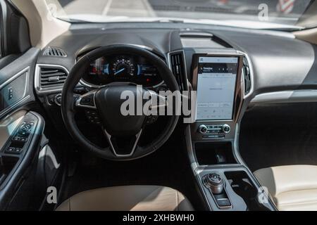 Interni moderni con volante e sedili anteriori Foto Stock