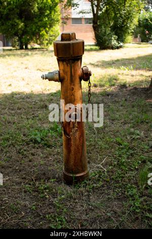 Vecchio idrante vicino al marciapiede di un condominio residenziale, in Italia Foto Stock