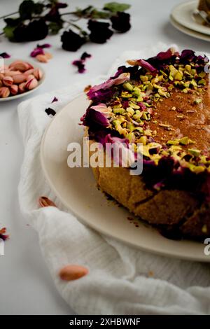 Torta d'amore persiana decorata con pistacchio schiacciato e petali di rosa secchi Foto Stock