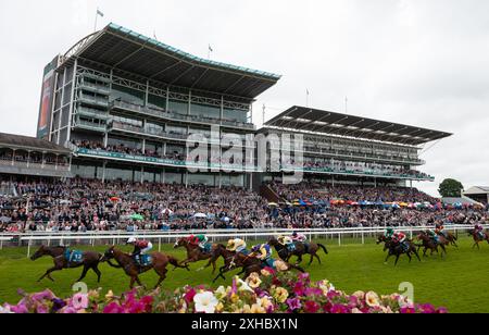 York. Regno Unito. Sabato 13 luglio 2024. Blue for You ripete la vittoria dello scorso anno e vince le gare di John Smith's Racing Stakes sotto il fantino Daniel Tudhope per l'allenatore David o'Meara e il proprietario Alderson Burke Francis. Crediti JTW equine Images / Alamy Live News Foto Stock