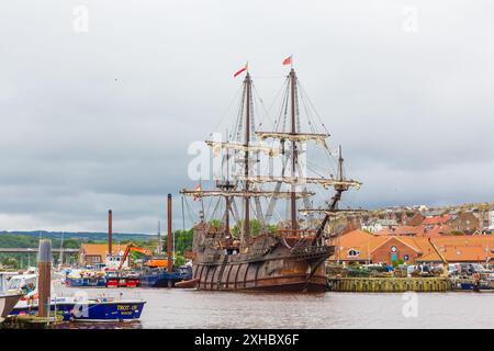 Whitby, North Yorkshire, Regno Unito 11 luglio 2024, la replica Galeon Andalucia, un galeone 16th-17thC ormeggiato nel porto peschereccio di Whitby, North Yorkshire b Foto Stock