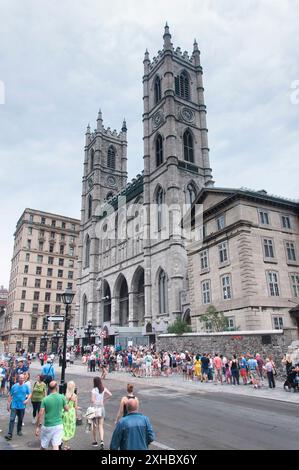 Montreal, Canada. 5 luglio 2019. I turisti si allineano per entrare nella cattedrale di Notre Dame a Montreal in Canada in un giorno coperto. Foto Stock