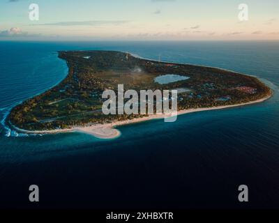 Vista panoramica di Fuvahmulah alle Maldive con oceano e spiaggia tropicale Foto Stock