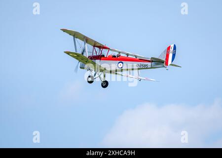 1931 de Havilland DH82A Tiger Moth, in volo allo Shuttleworth Military Airshow tenutosi il 2 giugno 2024. Foto Stock