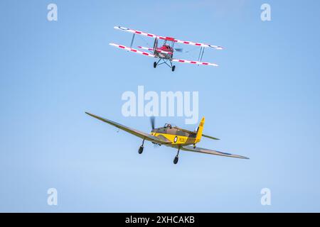 1931 de Havilland DH82A Tiger Moth e 1937 Miles Magister, in volo allo Shuttleworth Military Airshow tenutosi il 2 giugno 2024. Foto Stock