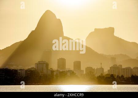 Tramonto alla laguna di Rodrigo de Freitas nella città di Rio de Janeiro con la pietra Gavea e la collina dei due fratelli, Brasile Foto Stock