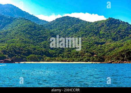 Arrivo alla spiaggia di Indaiauba sull'isola di Ilhabela vista dal mare, la spiaggia di Indaiauba, Ilhabela, San Paolo, Brasile Foto Stock