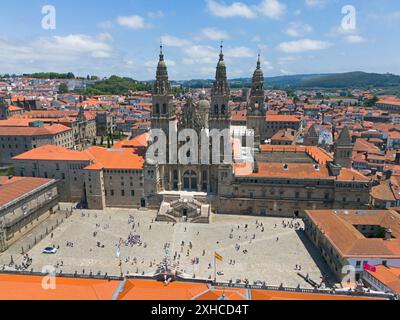 Veduta aerea di una piazza affollata con una cattedrale dominante sullo sfondo, circondata da edifici storici con tetti rossi, la Cattedrale, Santiago de Foto Stock