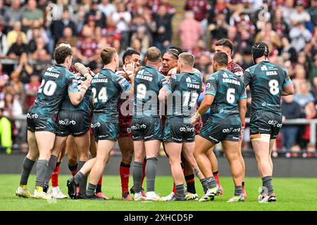 Leigh, Regno Unito. 13 luglio 2024. I Tempers si scaldano mentre le due squadre si scontrano durante la partita di Betfred Super League Round 17 Leigh Leopards vs Huddersfield Giants al Leigh Sports Village, Leigh, Regno Unito, 13 luglio 2024 (foto di Cody Froggatt/News Images) a Leigh, Regno Unito, il 7/13/2024. (Foto di Cody Froggatt/News Images/Sipa USA) credito: SIPA USA/Alamy Live News Foto Stock