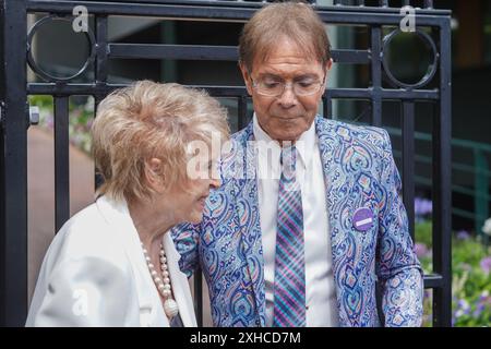 Wimbledon, Londra, Regno Unito. 13 luglio 2024 . SIR CLIFF RICHARD e GLORIA HUNNIFORD arrivano all'All England Lawn Tennis Club per la finale femminile del 13° giorno dei Campionati di Wimbledon crediti: Amer Ghazzal/Alamy Live News Foto Stock