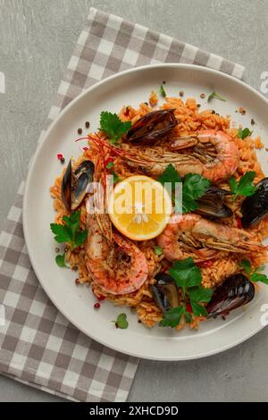 Paella di pesce, risotto di gamberi e cozze, riso, fatti in casa, vista dall'alto, non c'era gente Foto Stock