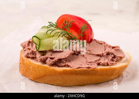 Pate di carne di fegato, su pane bianco, su sfondo chiaro, colazione, primo piano, nessuna gente, attenzione selettiva, pasticcio, pastete Foto Stock